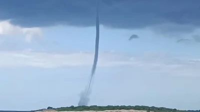 'Apocalyptic' wildfire closes on Marseilles and tornadoes form in Med