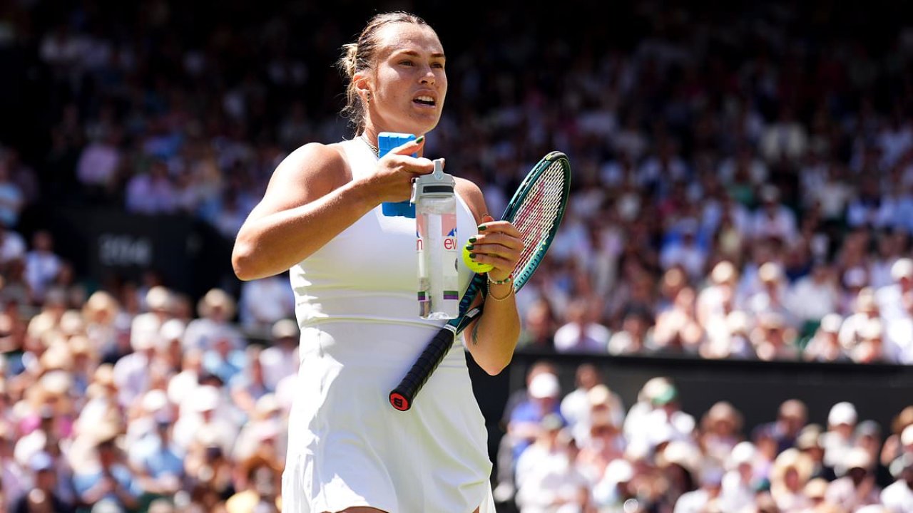 Aryna Sabalenka stops her Wimbledon semi-final to give water to a fan