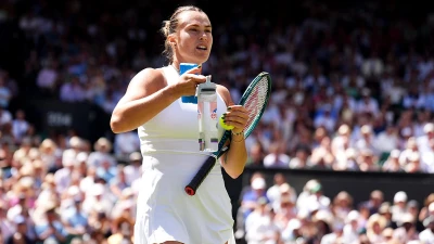Aryna Sabalenka stops her Wimbledon semi-final to give water to a fan