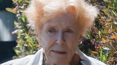 Beloved sitcom star is unrecognizable on rare outing... guess who?