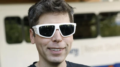 Billionaire appears at tycoons' summit in VERY strange glasses