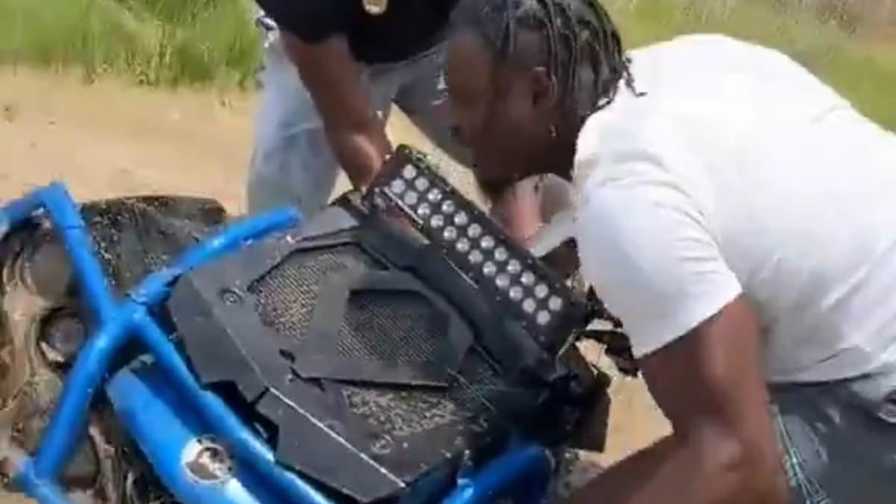 Brave NFL star hops into thick mud to rescue stranded driver