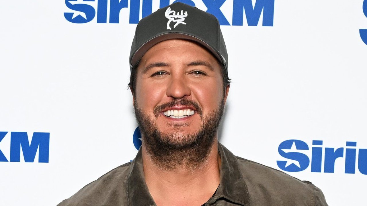 Country star shares message with fans after 'frustrating' sickness