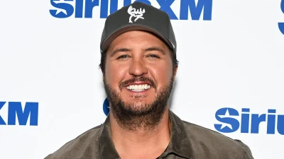 Country star shares message with fans after 'frustrating' sickness