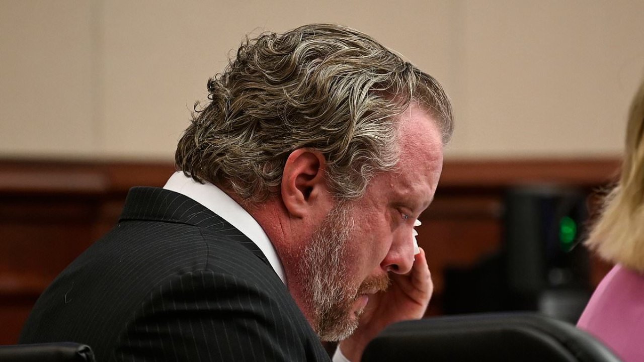 Dentist wipes his crocodile tears while on trial for poisoning wife