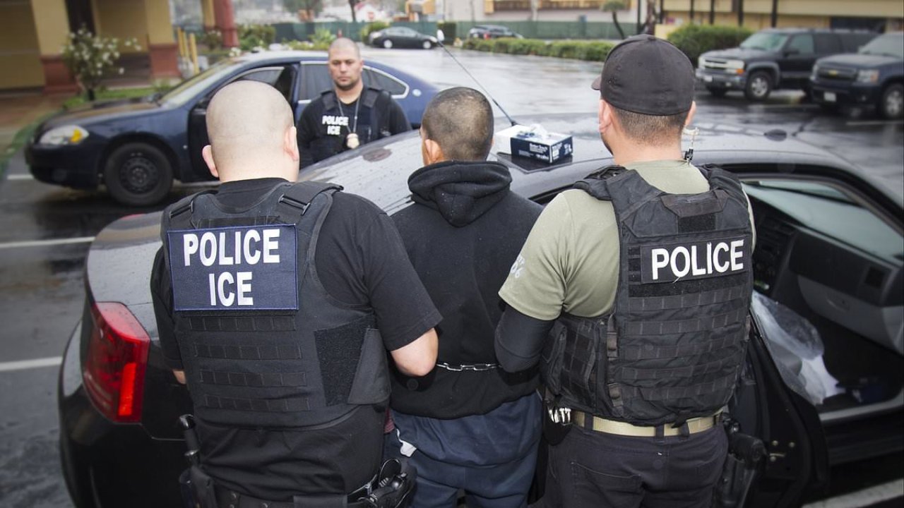 ICE spotting app surges in iPhone downloads after White House backlash