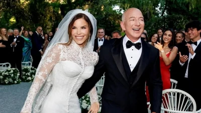Internet spots Lauren Sanchez and Jeff Bezos's 'edited' wedding pics