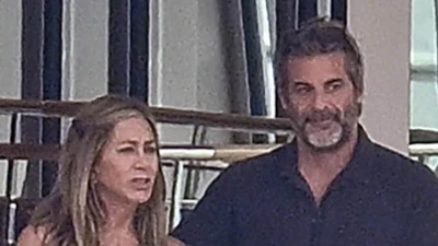 Jennifer Aniston CONFIRMS romance with hunky hypnotist with loving PDA