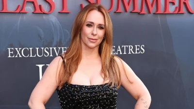Jennifer Love Hewitt makes rare appearance at classic reboot premiere