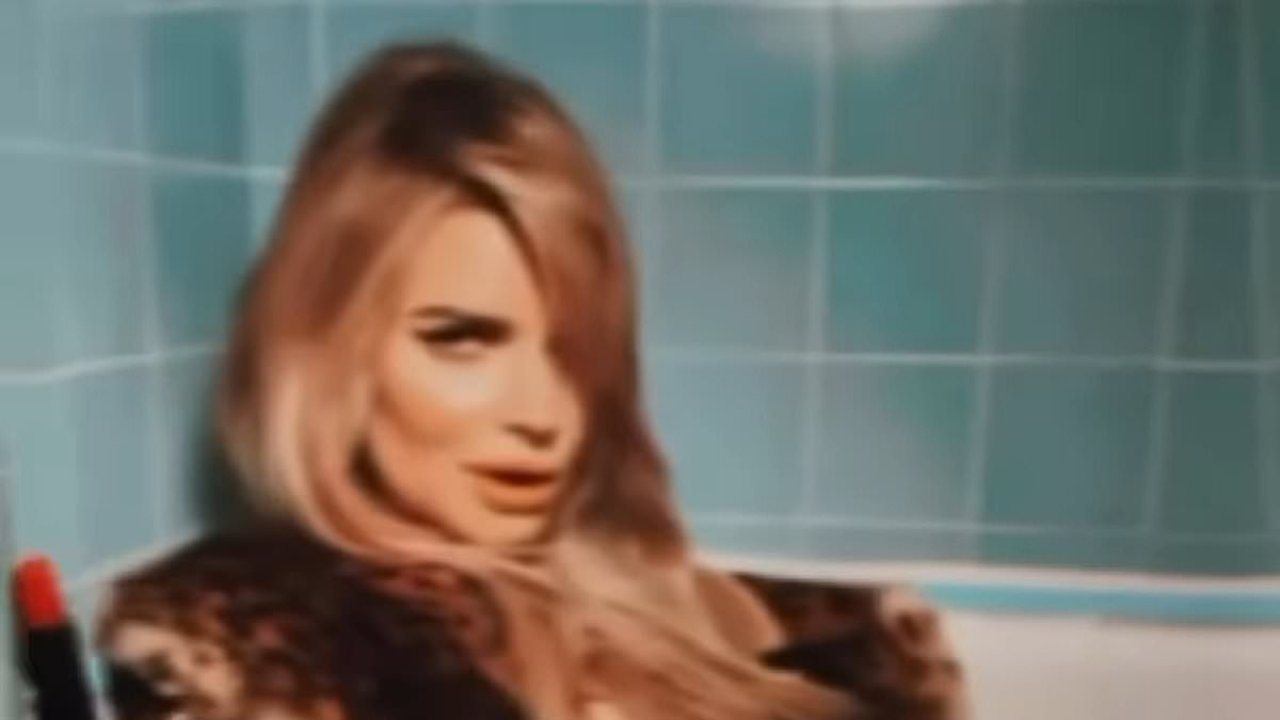 Jessica Simpson sexes it up as she sucks on a cheery
