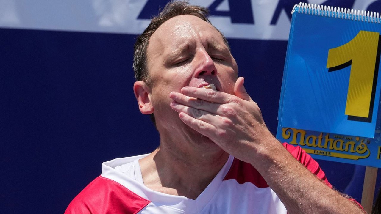 Joey Chestnut makes triumphant return to July 4 Hot Dog Eating Contest