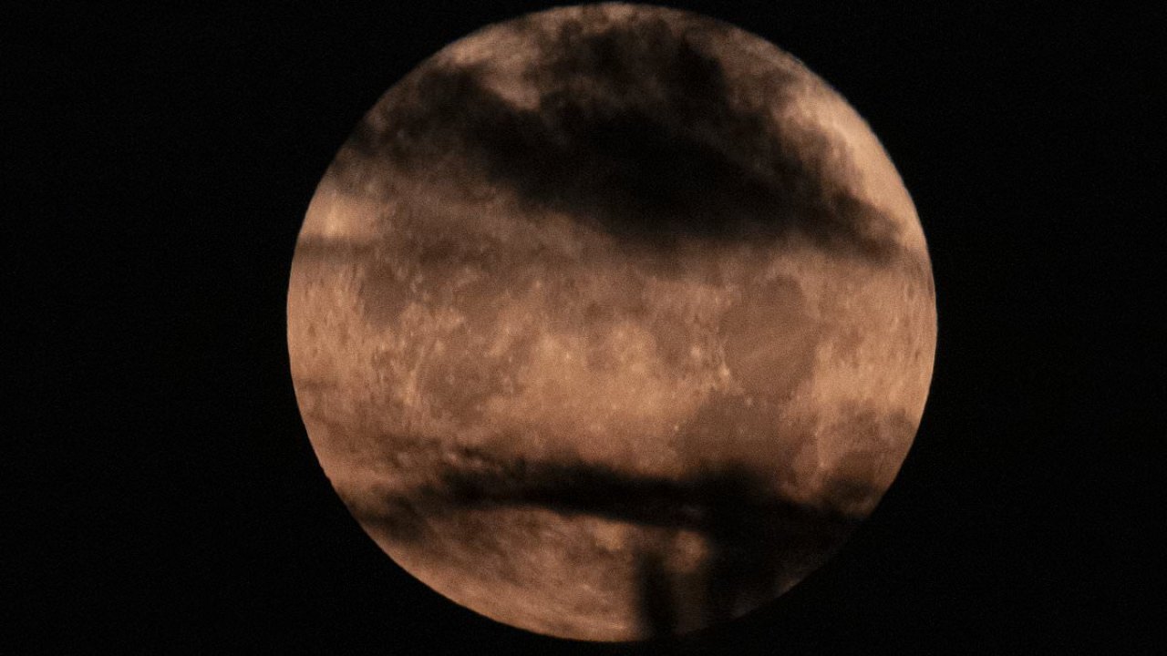 July full moon to create optical illusion in the sky TONIGHT