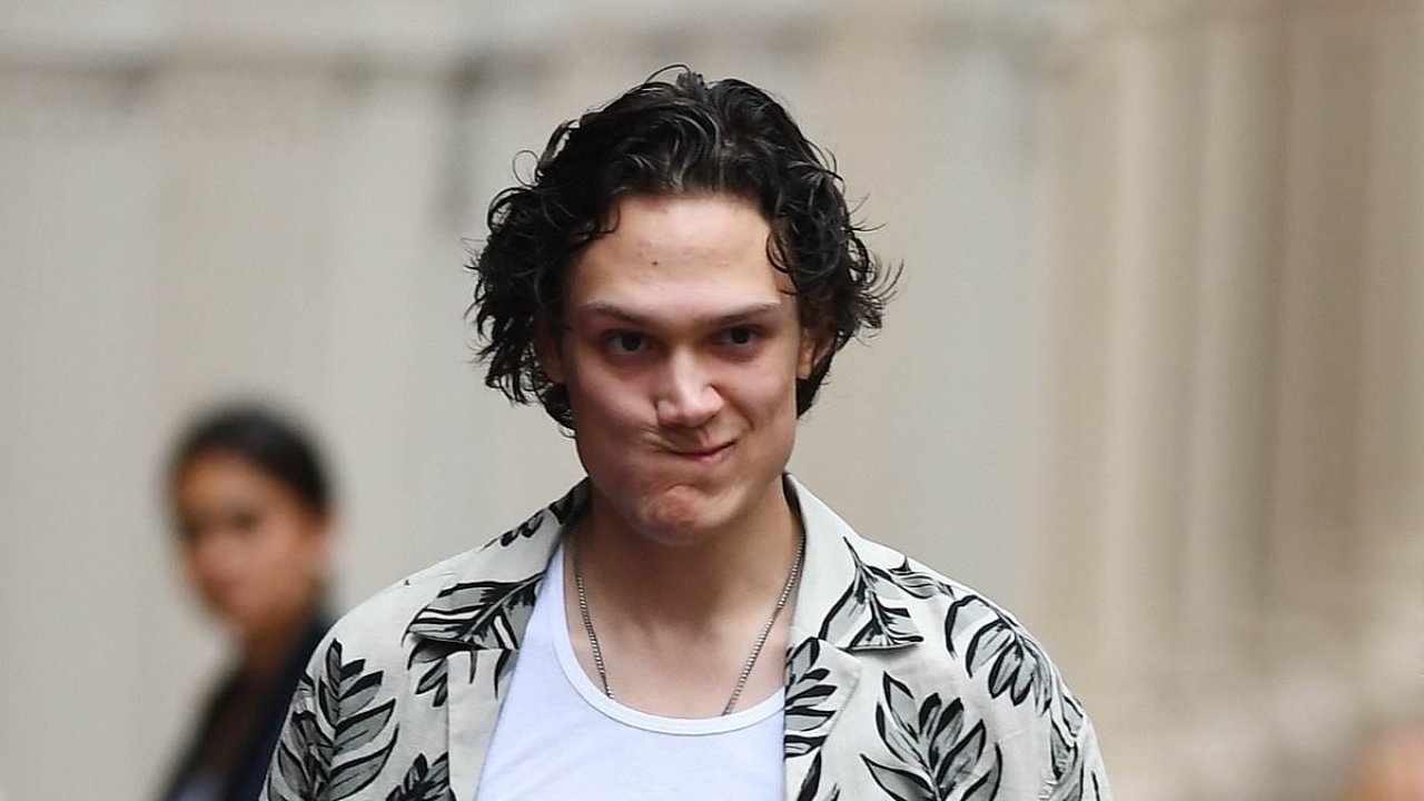 Nepo baby towers over movie star father who left his mom for co-star