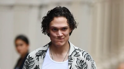 Nepo baby towers over movie star father who left his mom for co-star