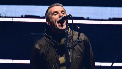 Oasis are back! Liam and Noel Gallagher FINALLY arrive on stage