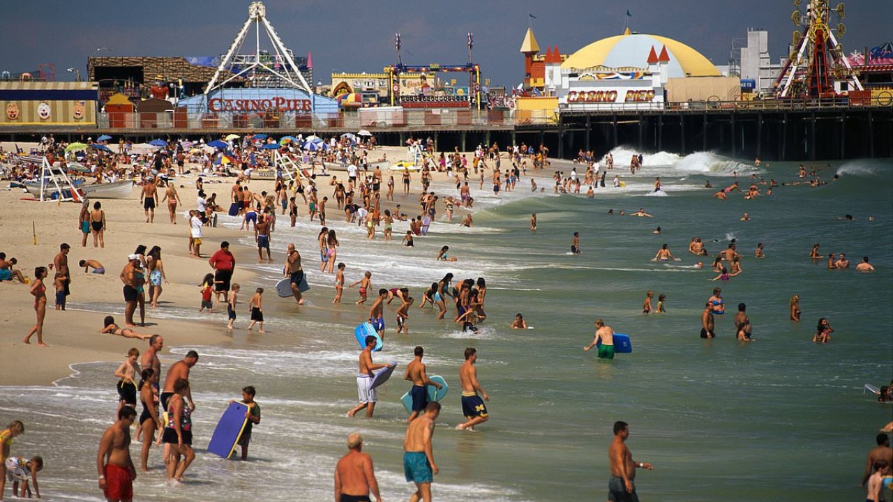 Officials expand July 4 beach closures due to hidden deadly bacteria