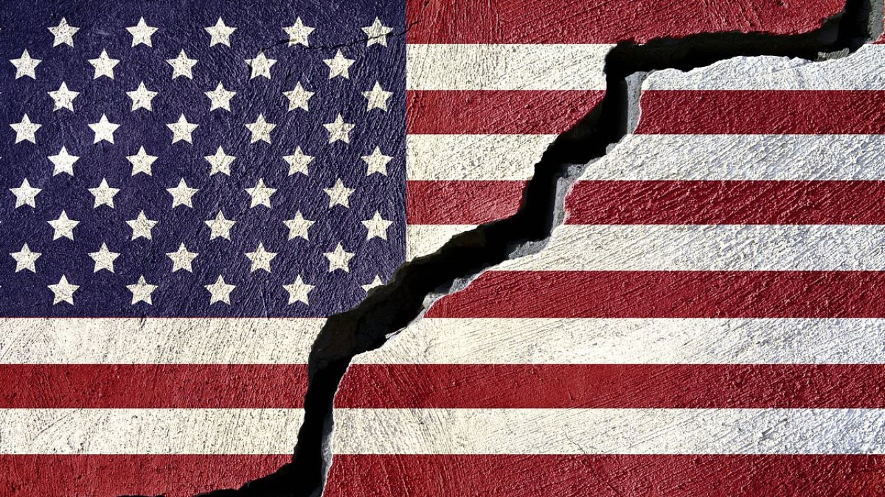 Ominous civil war warning as expert predicts date the US will split