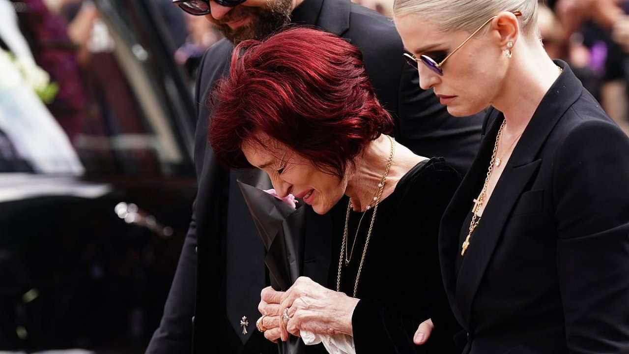 Sharon and family are joined by rock greats at Ozzy's funeral at home -  www.abdpost.com Amerika'dan Haberler