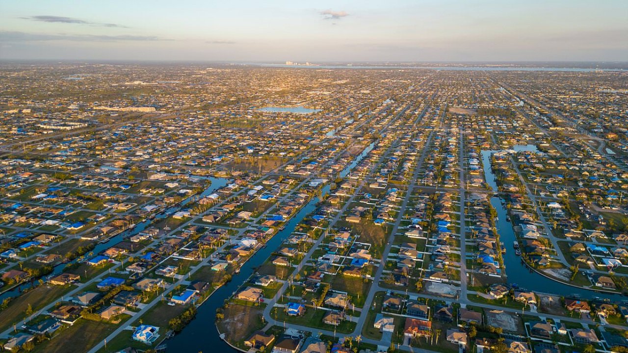 Southern boomtown collapses into housing hell