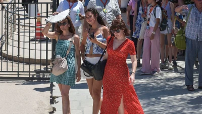 Warning issued as tourist destination closes down due to heatwave