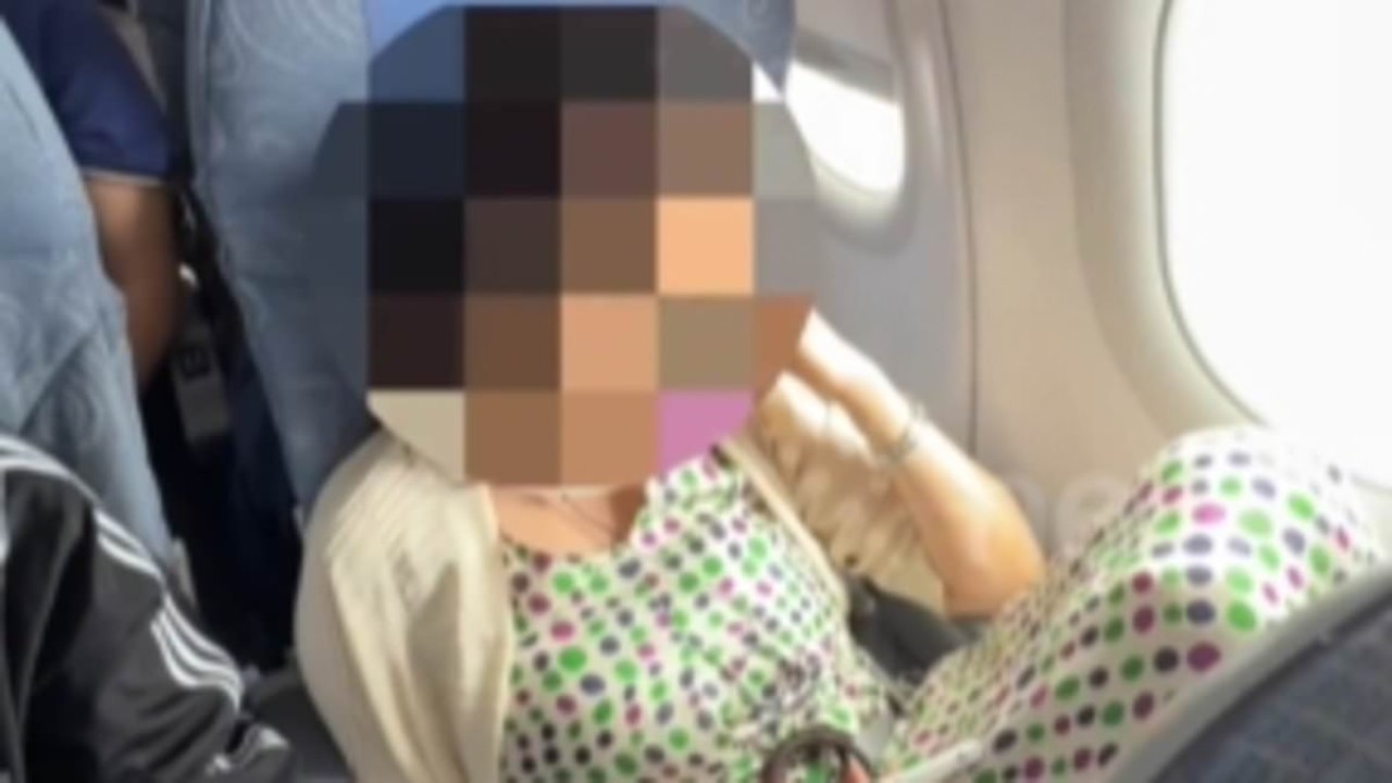 Woman ruins flight for other passengers with 'smelly' behaviour