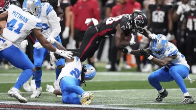 Detroit Lions' Morice Norris is left motionless after frightening hit
