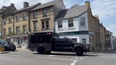 JD Vance's huge 29 vehicle motorcade passes through Chipping Norton