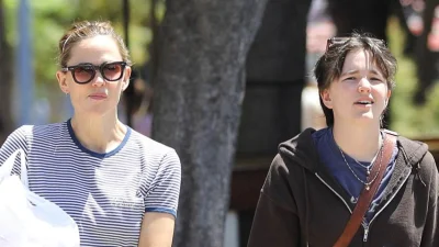 Jennifer Garner treats Fin to candy shopping spree at Rocket Fizz