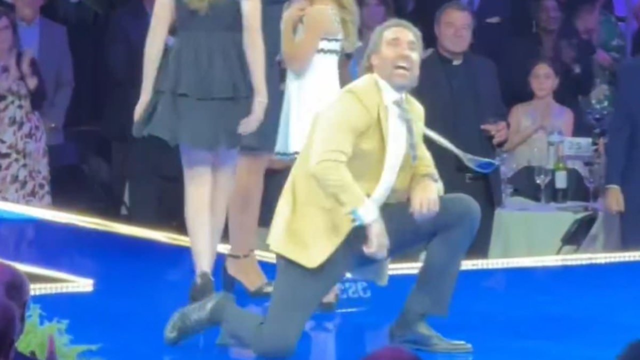 NFL legend suffers wardrobe malfunction at Hall of Fame ceremony