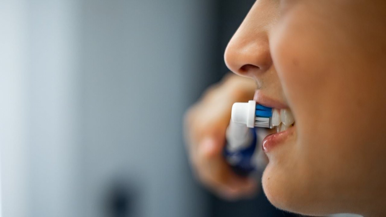 https://www.abdpost.com/images/haberler/2025/08/scientists-believe-toothpaste-made-from-human-hair-can-halt-decay-1755037812.jpg