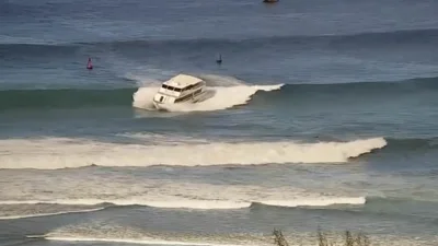 Terrifying moment Hawaii pleasure cruiser is tossed by waves
