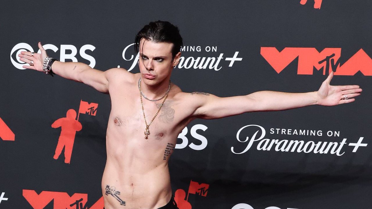 Shirtless YUNGBLUD sparks concern with bizarre MTV VMA red carpet look - www.abdpost.com Amerika'dan Haberler