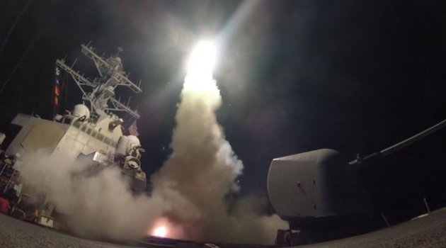 ABD, Suriye'de Bir Hava Üssünü Tomahawk Füzeleriyle Vurdu