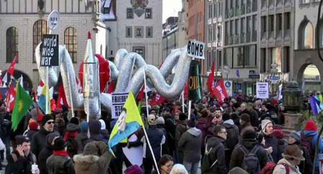 Binlerce kişi NATO'yu protesto etti
