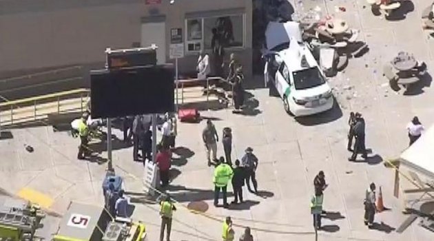 Boston'da Araç Kalabalığa Daldı