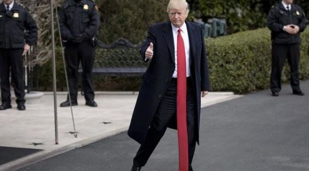 Donald Trump'ın Kravatı Sosyal Medyayı Salladı