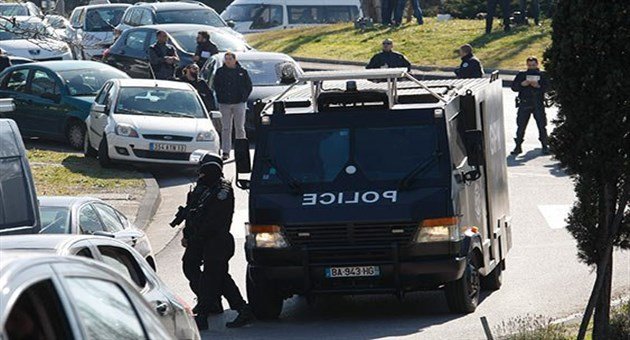 Fransa'da Kalaşnikoflu Saldırganlar Polislerle Çatışıyor