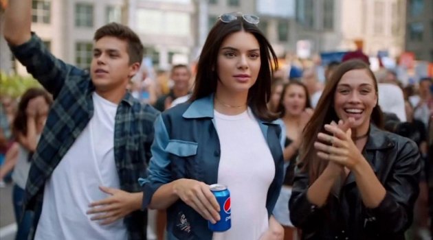 Kendall Jenner'ın Oynadığı Tartışmalı Pepsi Reklamı Yayından Kaldırıldı