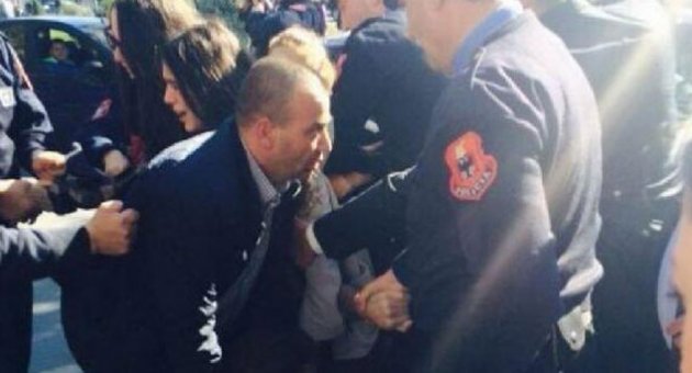 Öğrencilerden Başbakan'a Yumurtalı Saldırı