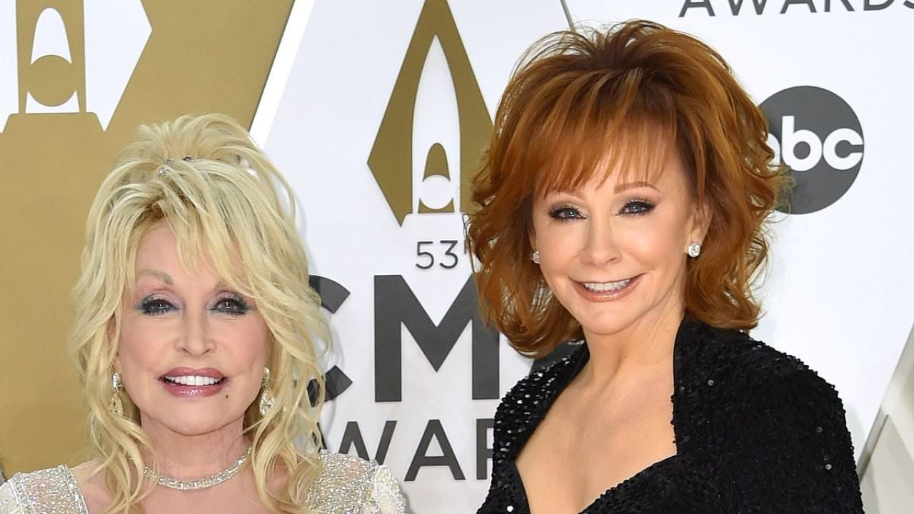 Reba McEntire responds to AI photo of her at Dolly Parton's 'deathbed(02)