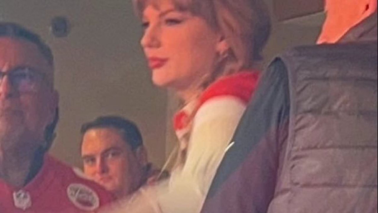 Taylor Swift cheers on Travis Kelce in huge Chiefs game