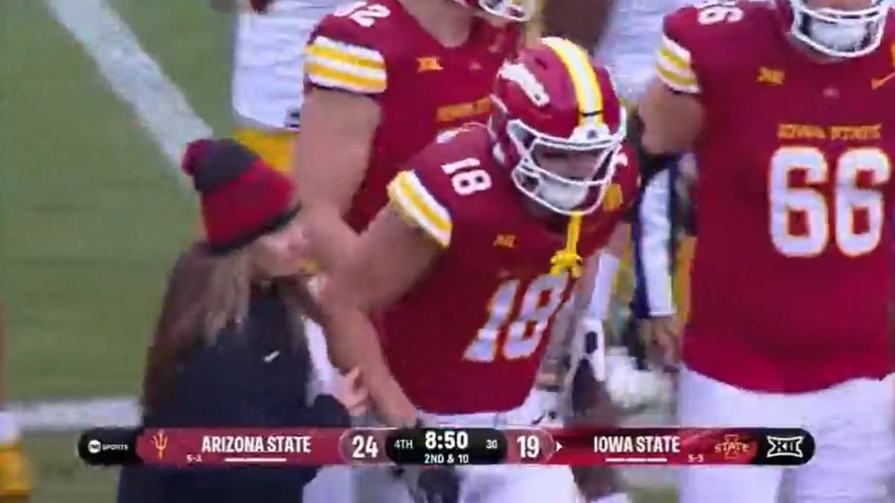 Terrifying moment college football player collapses on field ABDPost(00)