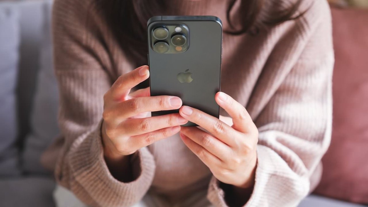 Apple issues warning to all 1.8bn iPhone users over security threat