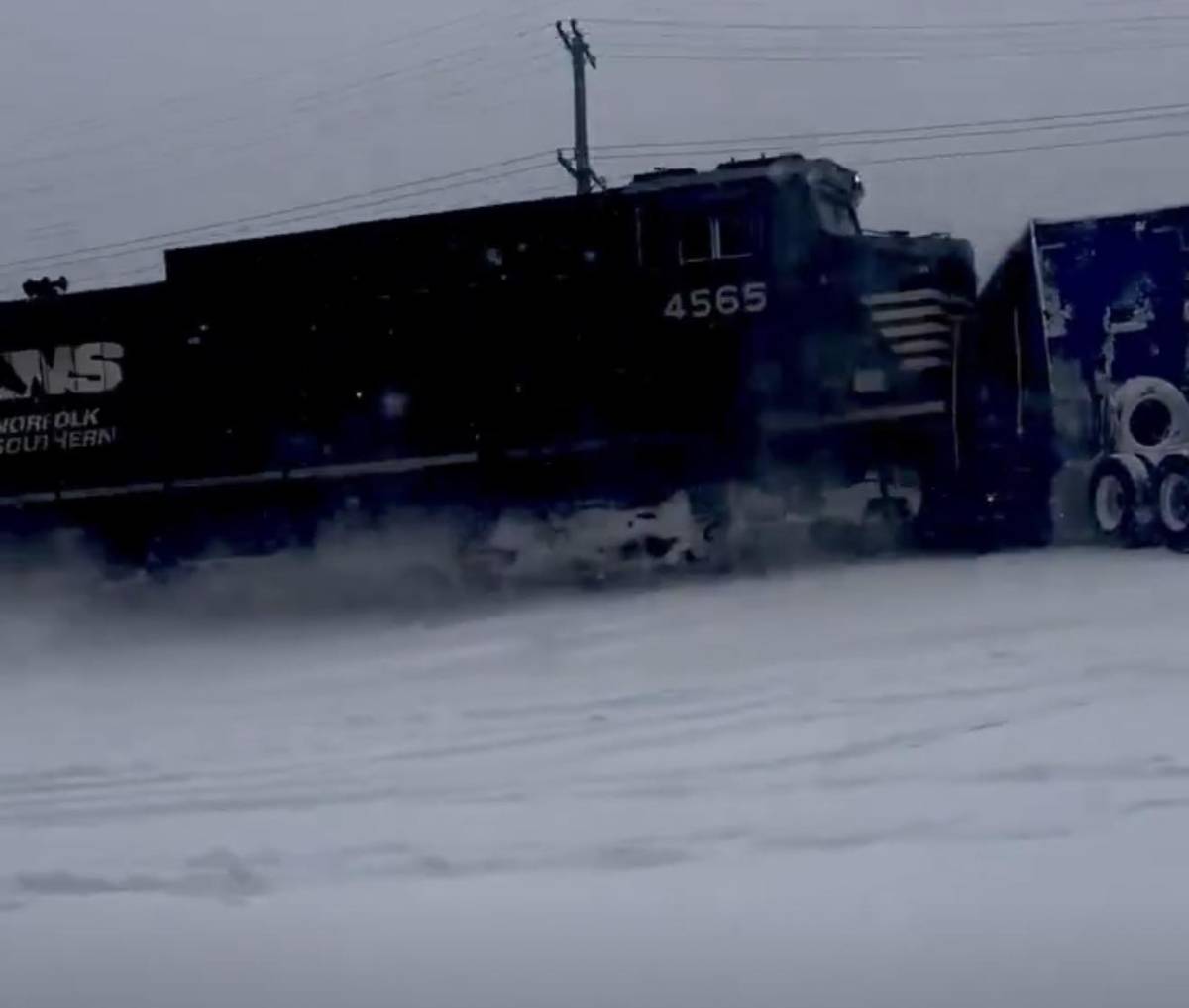 Tren, karda mahsur kalan tırı biçti