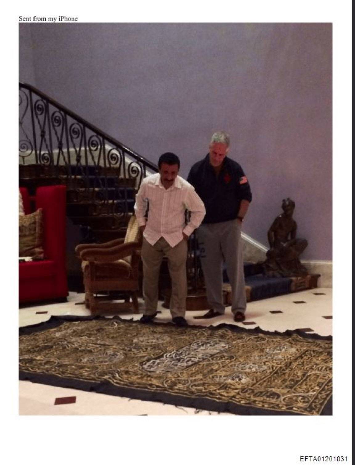 Epstein Kabe örtüsünü evinin zeminine sermiş