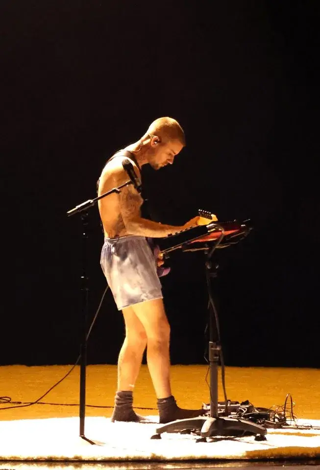 Justin Bieber Grammy sahnesine iç çamaşırıyla çıktı