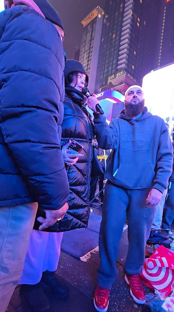 Times Meydanı’nda teravihte iki kişi Müslüman oldu