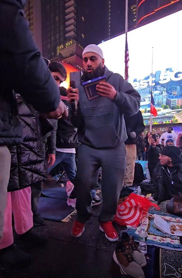 Times Meydanı’nda teravihte iki kişi Müslüman oldu