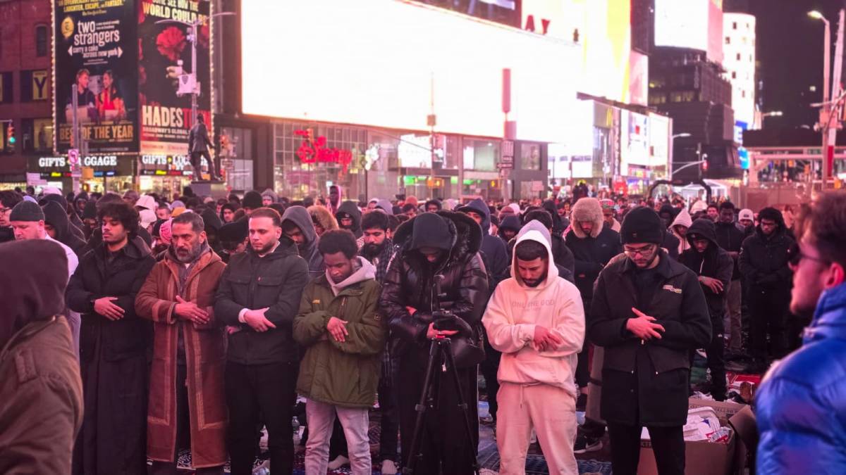 Times Meydanı’nda teravihte iki kişi Müslüman oldu