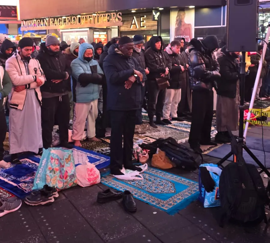 Times Meydanı’nda teravihte iki kişi Müslüman oldu